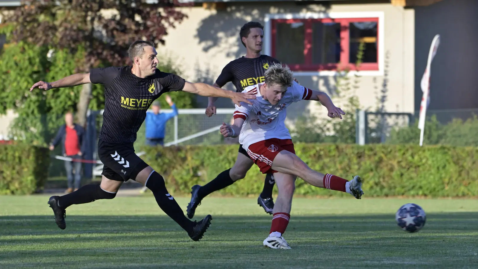 Volltreffer: Julius Schöniger (rechts) erzielt hier das 2:1 für Neuendettelsau gegen Lauterhofen (links Markus Meier, hinten Achim Meyer). (Foto: Martin Rügner)