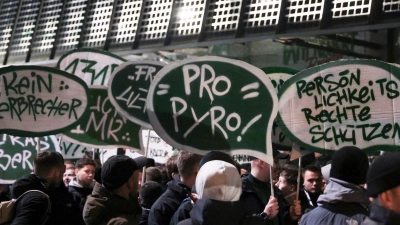 Am ersten Tag der Innenministerkonferenz in Bremen haben Hunderte Fußballfans gegen verschärfte Sicherheitsmaßnahmen beim Fußball demonstriert.  (Foto: Focke Strangmann/dpa)