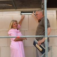 Die Markt Erlbacher Bürgermeisterin Dr. Birgit Kreß und Architekt Karlheinz Liebberger verstecken die Zeitkapsel im Mauerwerk. (Foto: Florian Jennemann)