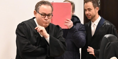 Der 19-Jährige wurde von seinen Anwälten Dr. Markus Bessler (vorne) und Dr. Philipp Schulz-Merkel in den Gerichtssaal geführt. (Foto: Manfred Blendinger)