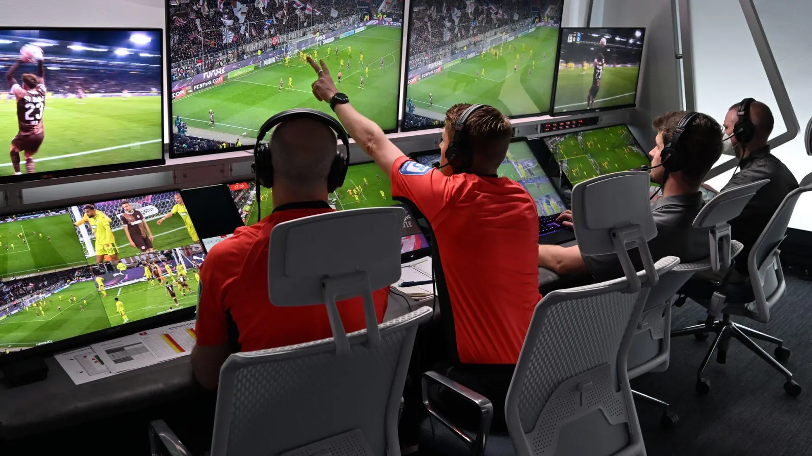 Video-Assistent Christian Dingert (2.v.l.) zeigt eine Szene an. (Foto: Federico Gambarini/dpa)