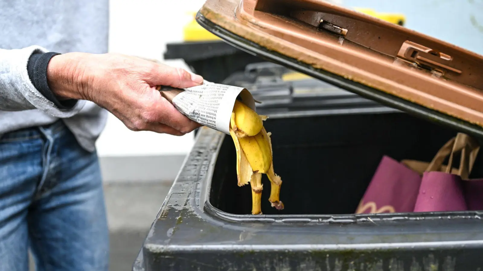 Nur in kleinen Mengen ein Fall für den Kompost: Wer sichergehen will, wirft Bananenschalen lieber in die Biotonne.  (Foto: Felix Kästle/dpa)