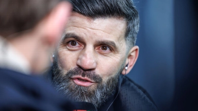 Schalkes Trainer Muslic hat mit Charme auf Transfergerüchte um Edin Dzeko reagiert.  (Foto: Andreas Gora/dpa)