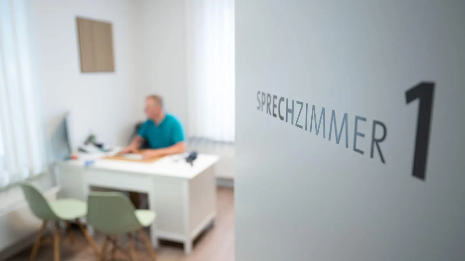 Soll eine Krankschreibung wirklich erst nach dem vierten Tag nötig sein? Die Arbeitgeber sind dagegen. (Foto: Sebastian Kahnert/dpa)