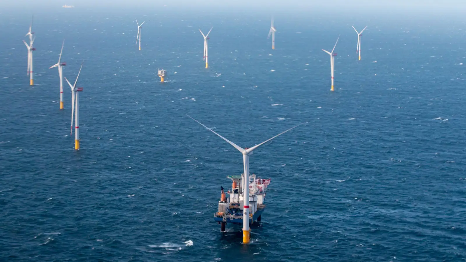 Die Windräder in der Nord- und Ostsee weisen inzwischen eine Leistung von 10,2 Gigawatt auf. (Archivbild) (Foto: Kurt Desplenter/BELGA/dpa)