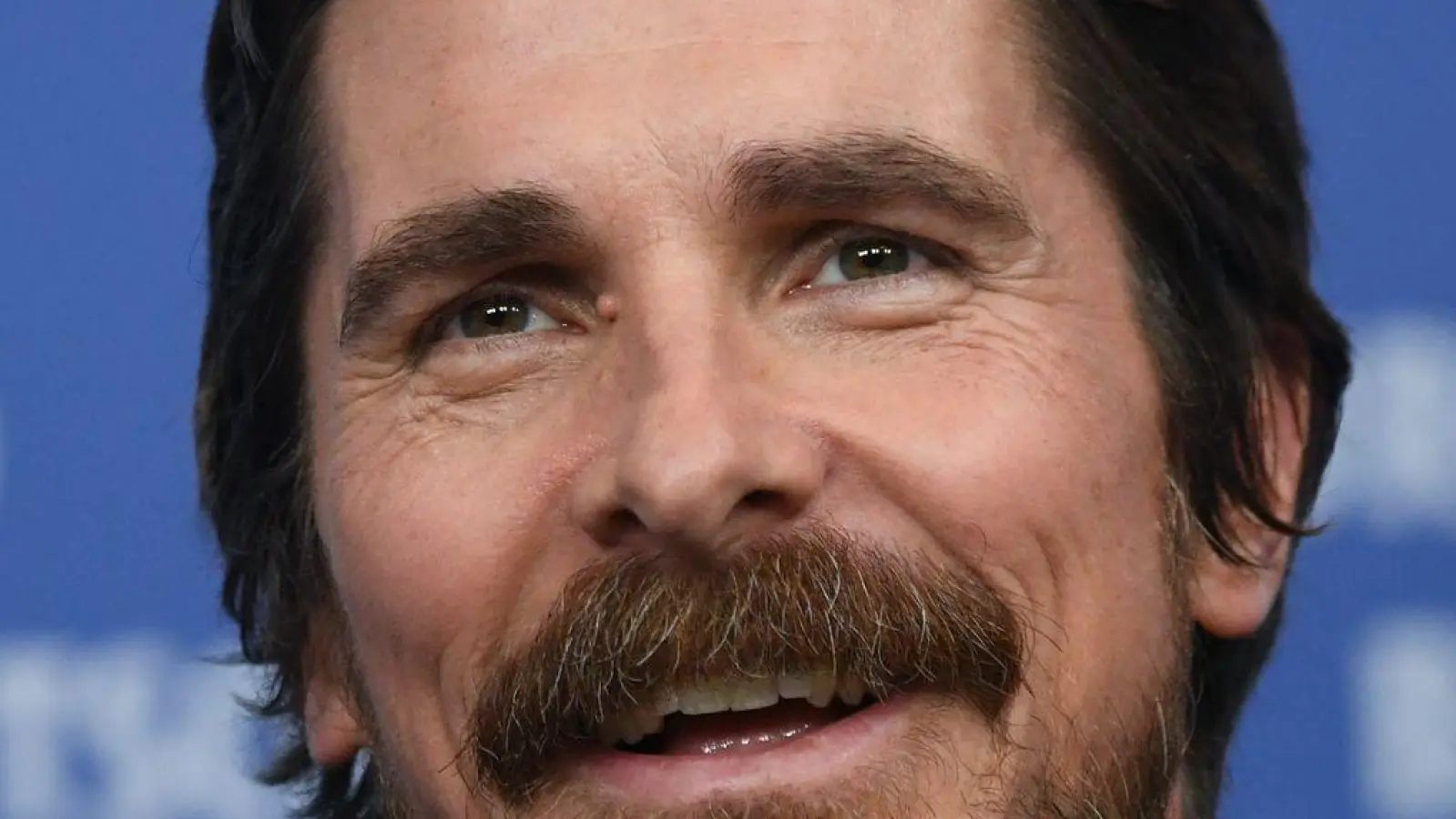 Oscar-Preisträger Christian Bale erzählte, wie er langes Stillsitzen in der Maske überbrückte. (Archivbild) (Foto: Ralf Hirschberger/dpa)