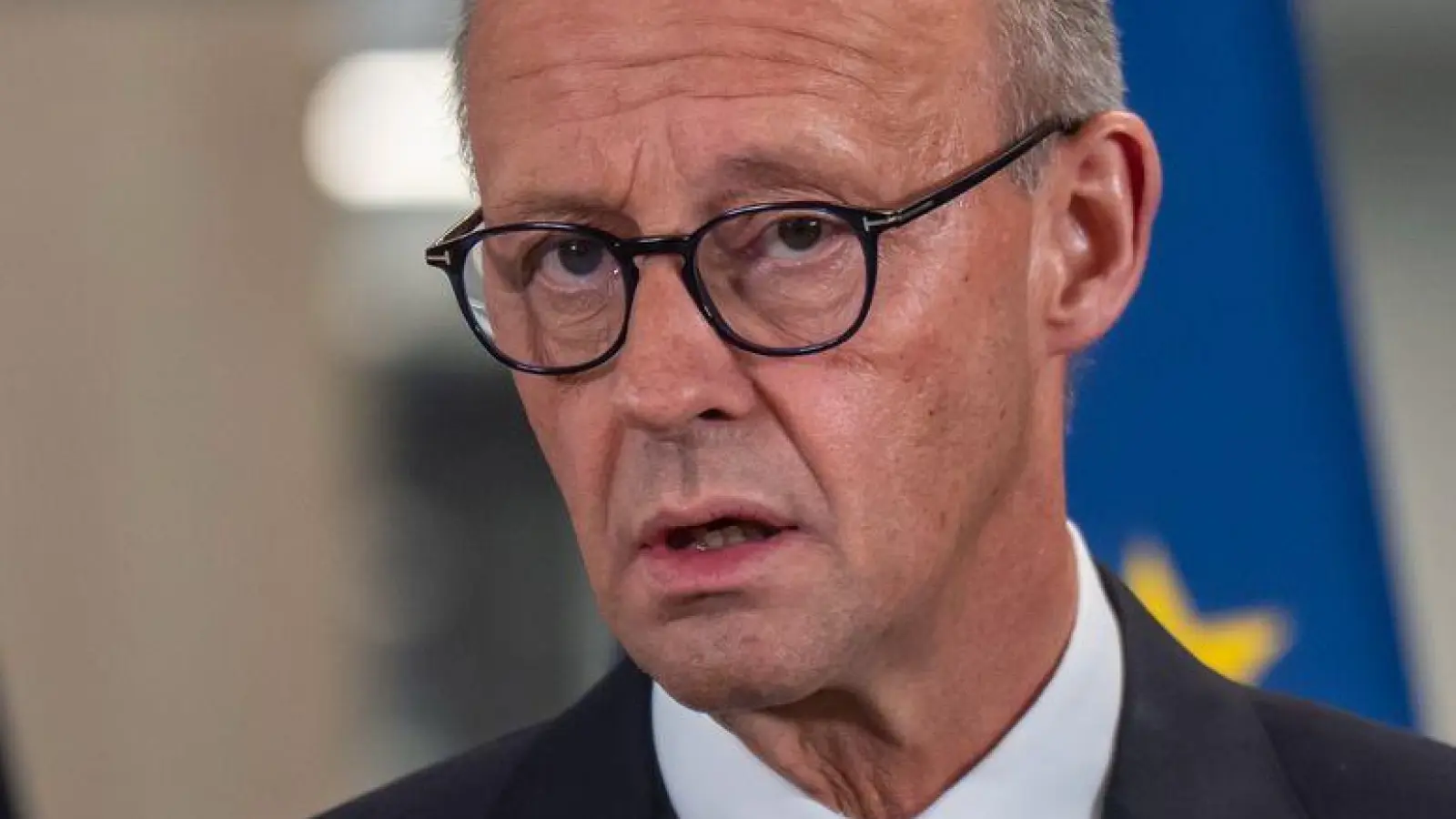 Bei seinem Besuch in Großbritannien äußerte der Kanzler sich zu den Gesprächen mit den USA über Patriot-Systeme für die Ukraine. (Foto: Michael Kappeler/dpa)