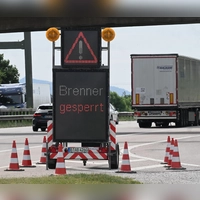 Lastwagen mussten an der Grenze umdrehen.  (Foto: Felix Hörhager/dpa)