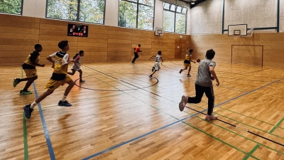 Die U12 der Uffenheimer Basketballer siegte am Sonntag bei der Premiere souverän. Und auch die neue Anzeigetafel leuchtete. (Foto: Rene Hollmann)