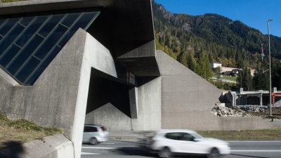 Ein Auto verlässt das Südportal des Gotthard-Straßentunnels - aktuell ist dieser gesperrt. (Foto: Alessandro Crinari/KEYSTONE/TI-PRESS/dpa)