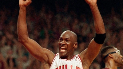 Michael Jordan bei einem Heimsieg der  Chicago Bulls über die Portland Trail Blazers im Juni 1992. (Foto: John Swart/AP/dpa)