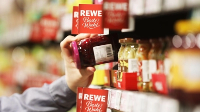 Damit der Griff ins Supermarktregal nicht noch teurer wird, spricht sich die Rewe Group gegen Preisanhebungen aus. (Foto: Oliver Berg/dpa)