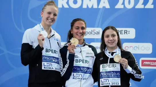 Die Zweitplatzierte Isabel Gose (l-r) , die Siegerin Simona Quadarella aus Italien und die Drittplatzierte Merve Tuncel aus der Türkei posieren nach der Siegerehrung mit ihren Medaillen. (Foto: Andrew Medichini/AP/dpa)