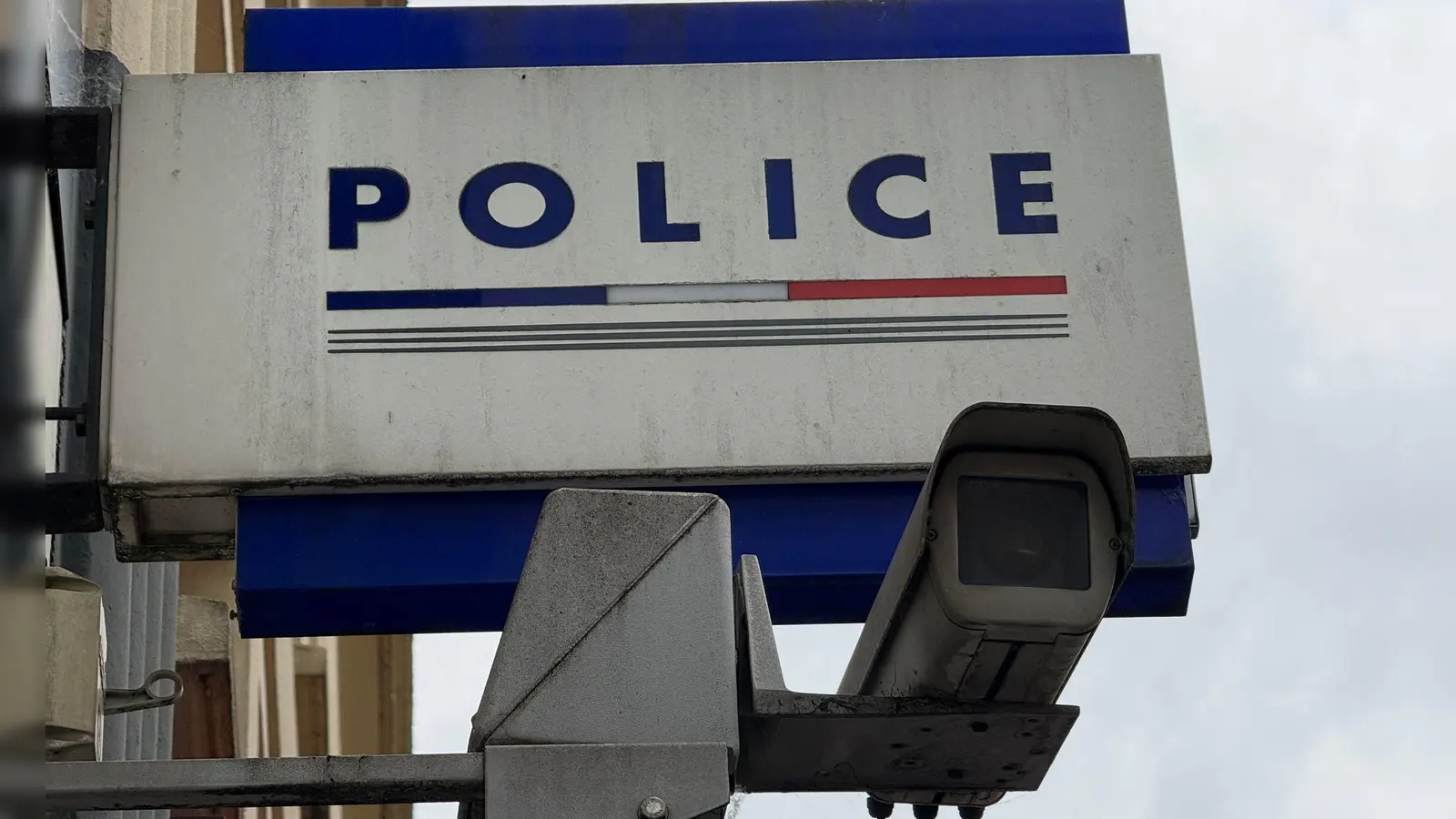 Ein Stalker, der sich in Frankreich unter dem Bett seiner Ex-Frau versteckte, wurde in einem beschleunigten Verfahren verurteilt. (Symbolbild) (Foto: Rachel Boßmeyer/dpa)