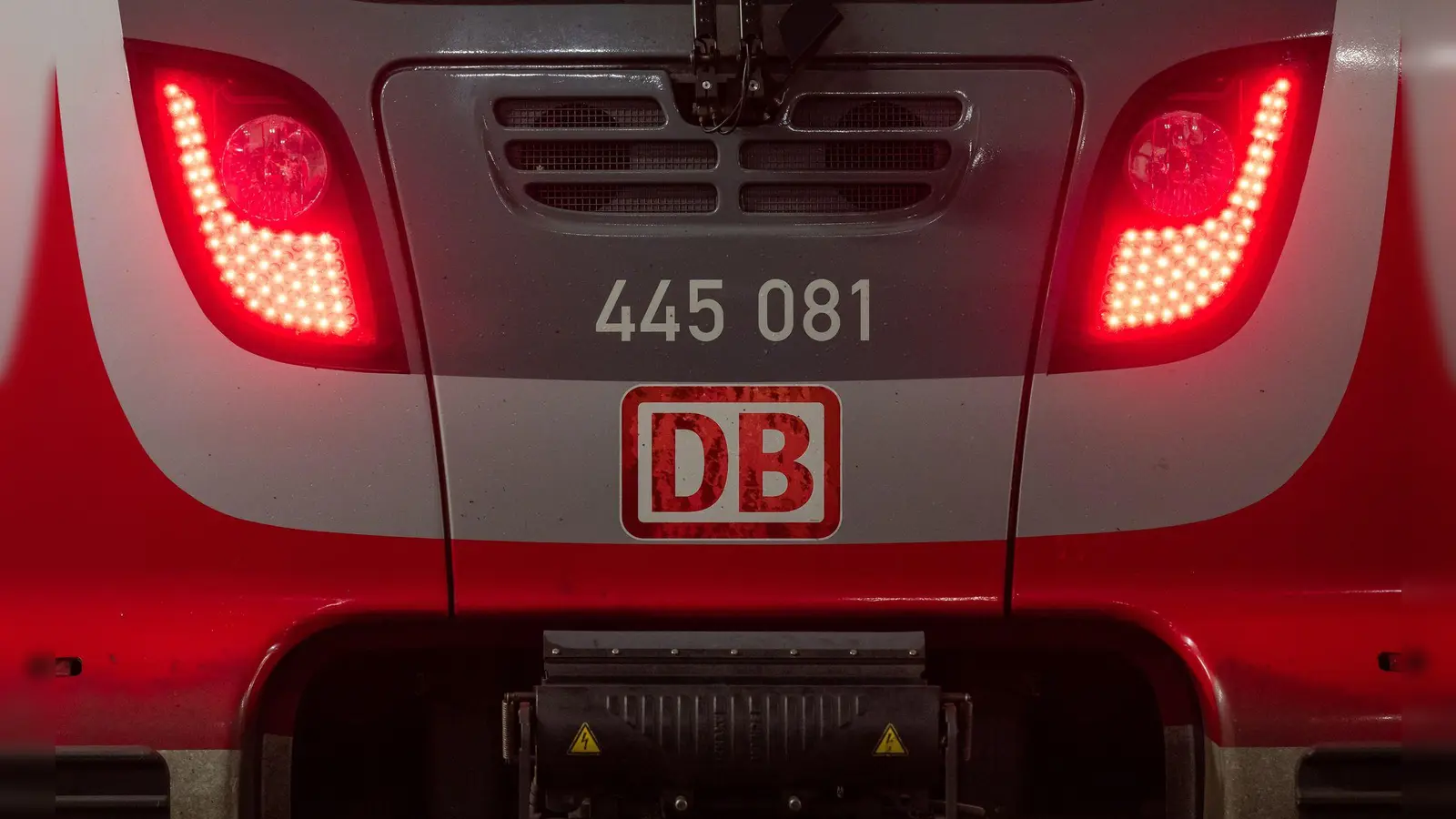 Die typisch rote Farbe der Regionalzüge wird auf einer Strecke Pegnitztal vorerst nicht mehr zu sehen sein. (Symbolbild) (Foto: Peter Kneffel/dpa)