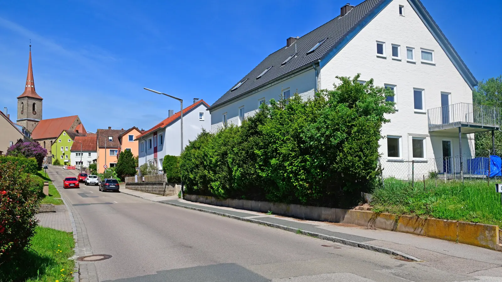 Das Anwesen Volkersdorfer Straße 11 (rechts, mit Balkon) will das Landratsamt Ansbach zur Unterbringung von rund 30 Geflüchteten anmieten. (Foto: Jim Albright)