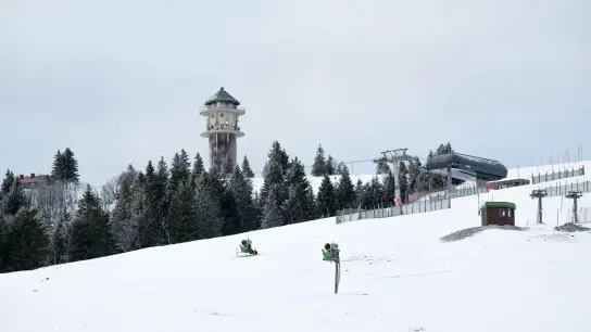 Mit etwa fünf bis zehn Zentimetern ist die Schneedecke am Feldberg zu dünn zum Skifahren. (Foto: Silas Stein/dpa)