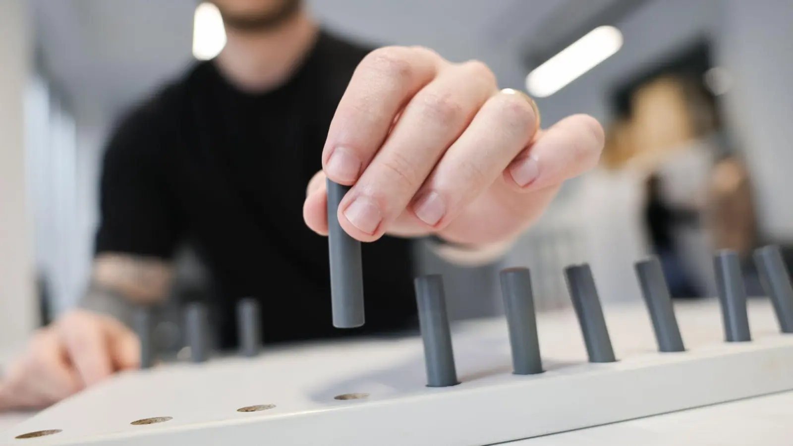 Über Linkshänder gibt es viele falsche Annahmen. Ein Stereotyp ist, dass sie angeblich ungeschickter als Rechtshänder sind.  (Foto: Christian Charisius/dpa)