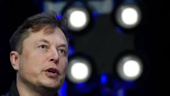 Elon Musk ist reich und exzentrisch. (Foto: Susan Walsh/AP/dpa)