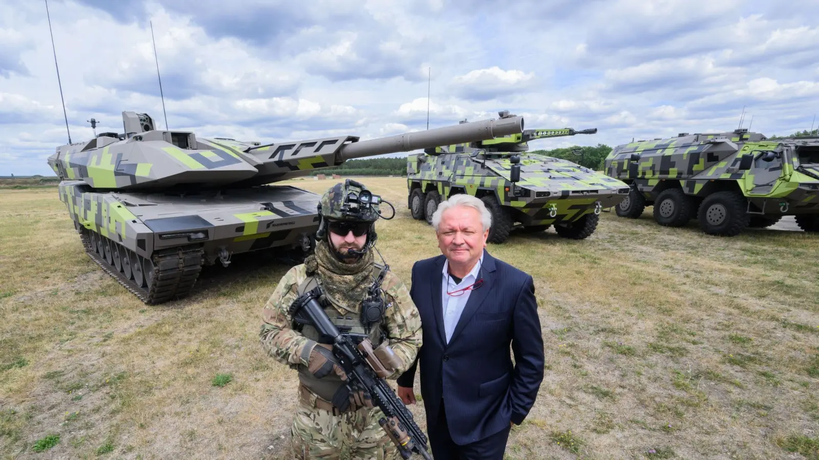 Der Rheinmetall-Vorstandsvorsitzende Armin Papperger (r) und ein Soldat stehen vor einem Kampfpanzer Panther KF51 (l) des Rüstungskonzerns Rheinmetall. (Foto: Julian Stratenschulte/dpa)