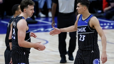 Zwei Europameister mit gutem Start: Franz Wagner (links) und Tristan da Silva haben mit den Magic den Auftakt in die Playoffs gewonnen. (Foto: Duane Burleson/AP/dpa)