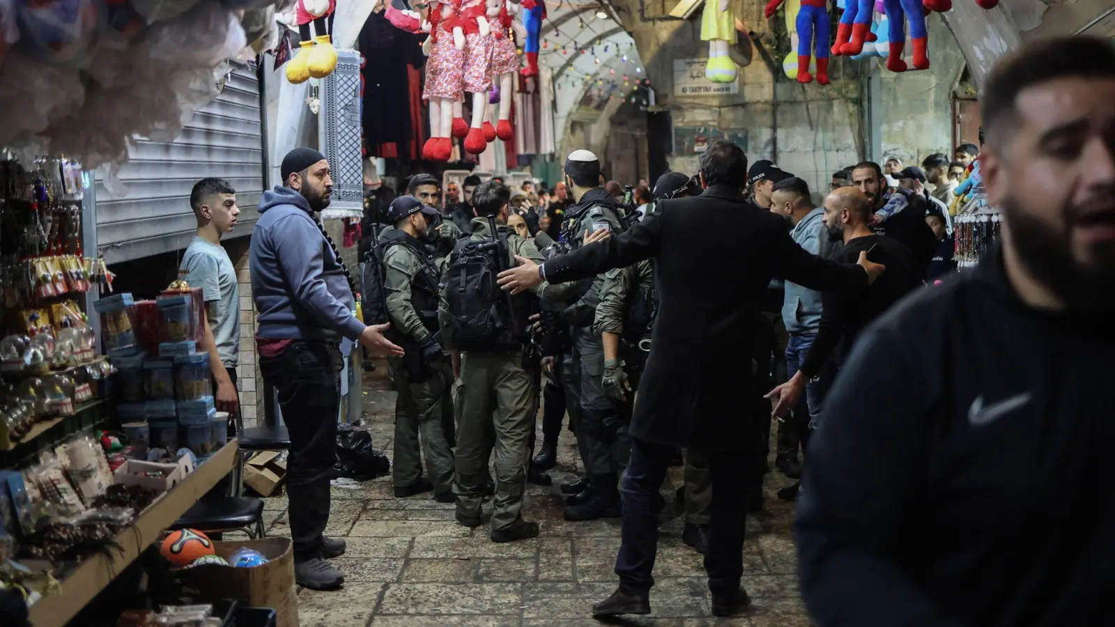 Israelische Polizisten stehen vor den Toren zum Gelände der Al-Aksa-Moschee. (Foto: Ilia Yefimovich/dpa)