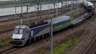 Beim Zusammenstoß eines Kleinbusses mit einem Güterzug am Kanaltunnel in Calais sind 19 Menschen verletzt worden. (Illustration) (Foto: picture alliance / dpa)