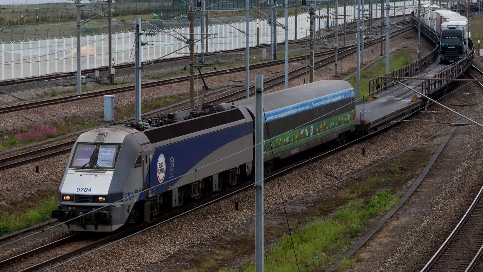 Beim Zusammenstoß eines Kleinbusses mit einem Güterzug am Kanaltunnel in Calais sind 19 Menschen verletzt worden. (Illustration) (Foto: picture alliance / dpa)