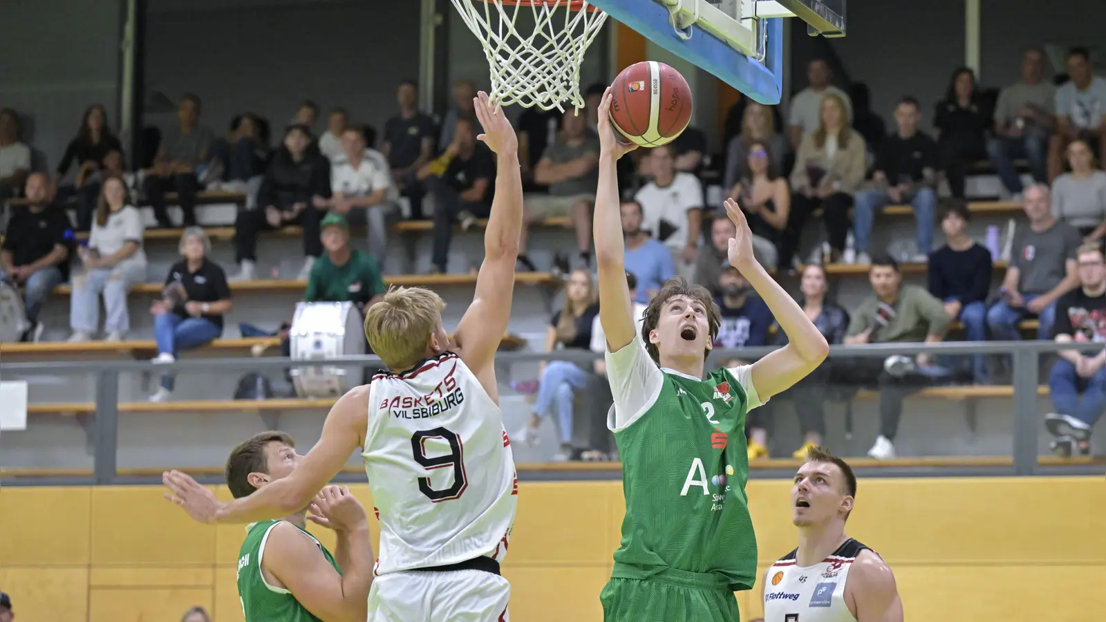 Mattis Stüben (rechts in Grün, im Spiel gegen Vilsbiburg) ist gegen Jahn München wieder für Ansbach am Ball. (Foto: Martin Rügner)