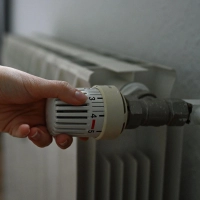 Soll es möglichst fix kuschelig warm im Wohnzimmer werden, hilft es nicht, das Thermostat ganz hochzudrehen. Damit stellt man zwar die gewünschte Raumtemperatur an. Schneller warm wird es bei höheren Stufen aber nicht. (Foto: Elisa Schu/dpa)