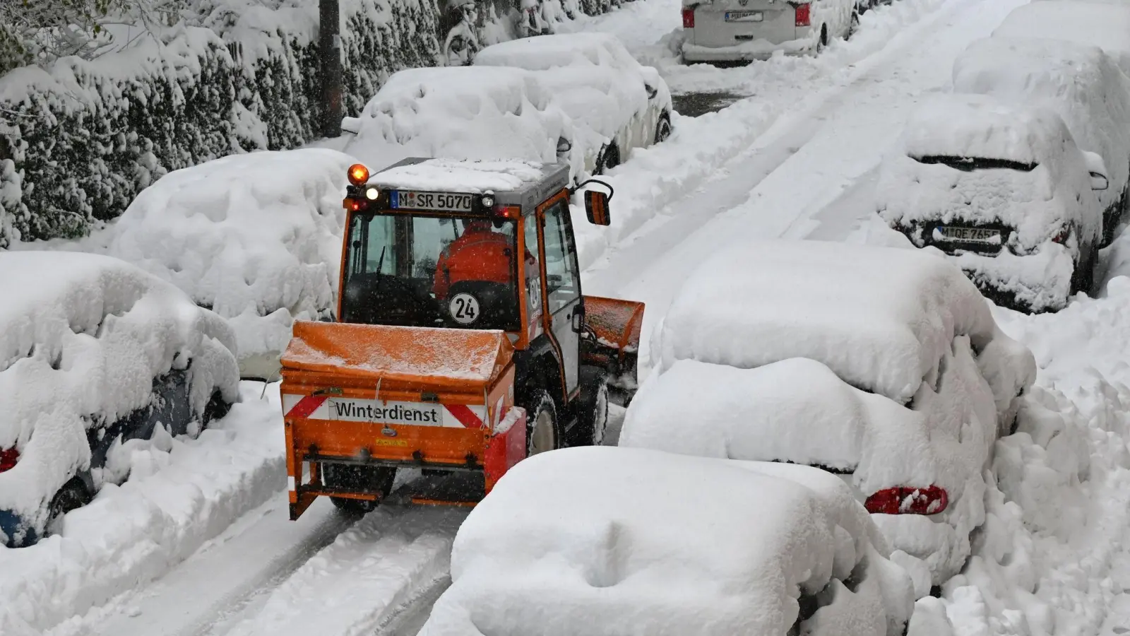 Schnee und Eis haben im Süden Bayerns auf den Straßen und bei der Bahn für Chaos gesorgt - wie hier in München. (Foto: Katrin Requadt/dpa)