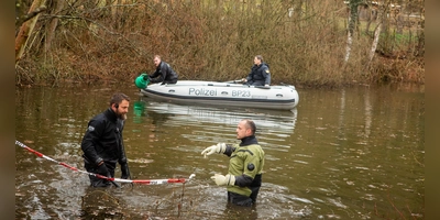 Zwei Tage suchten Spezialkräfte der Polizei nach der Tatwaffe. Am Dienstagnachmittag entdeckten sie das Messer in dem Weiher an der Neuendettelsauer Straße in Heilsbronn.  (Foto: Evi Lemberger)