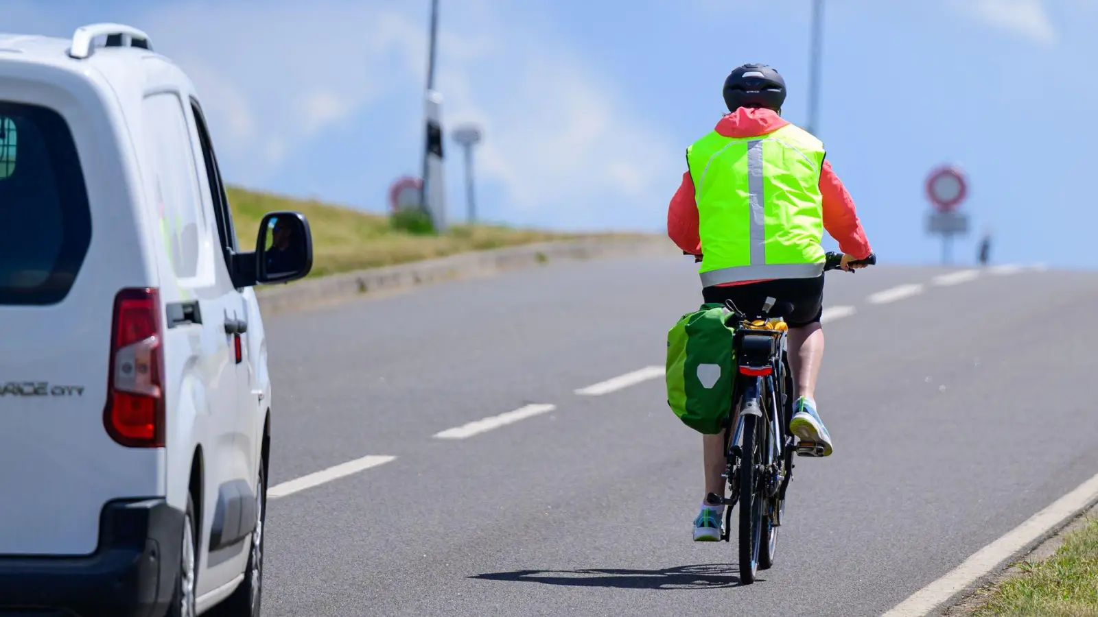 Sicherheit auf der Straße: Autofahrer müssen beim Überholen von Radfahrern die vorgeschriebenen Mindestabstände einhalten. (Foto: Philipp Schulze/dpa/dpa-tmn)