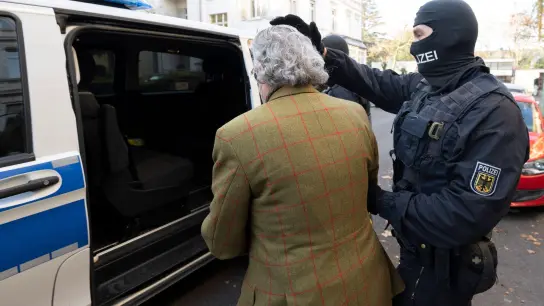Bei der Razzia gegen sogenannte „Reichsbürger“ wurden 25 Personen festgenommen. (Foto: Boris Roessler/dpa)