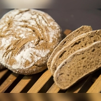 Im Brotkasten, in der Bäckertüte oder im Kühlschrank? So wird frisches Brot im Sommer am besten gelagert. (Foto: Christin Klose/dpa-tmn)