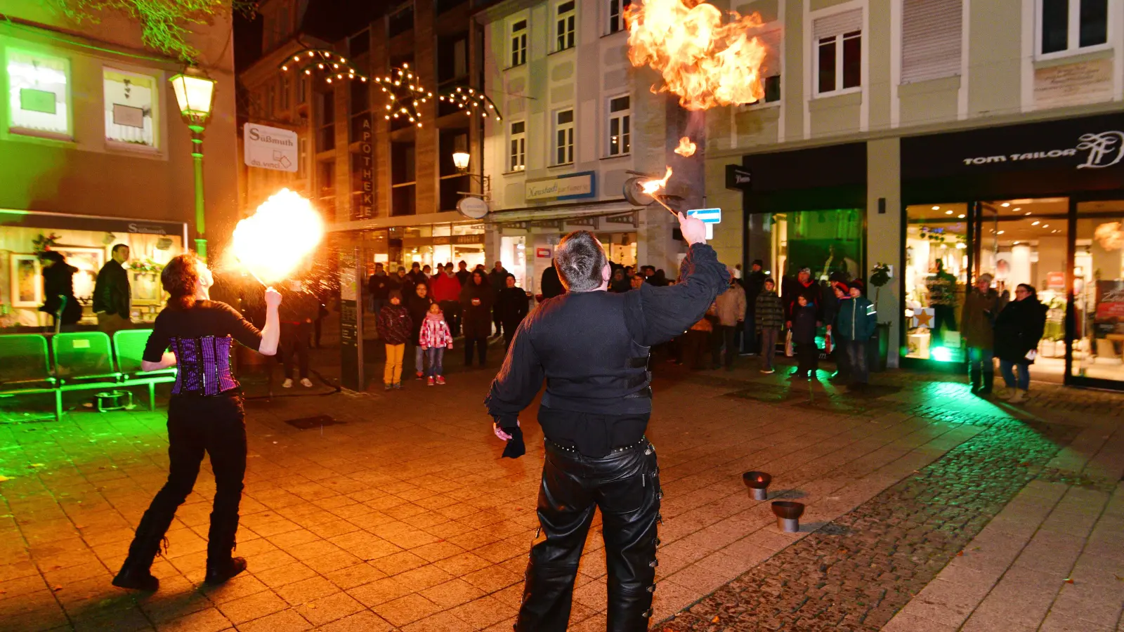 Eine Feuershow wird es auch in diesem Jahr als Bereicherung der langen Einkaufsnacht geben. (Archivbild: Jim Albright)
