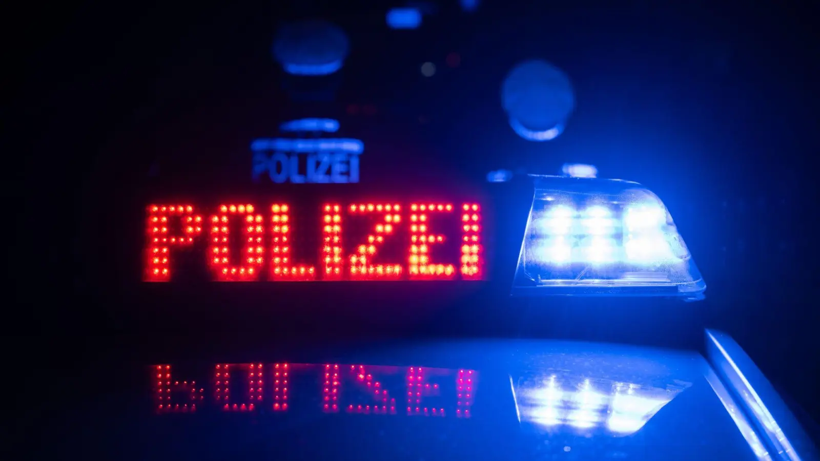 Ein 25-jähriger Autofahrer flüchtete vor der Polizei und wurde auf einem Feldweg bei Windelsbach gestellt. (Symbolbild: Marijan Murat/dpa)