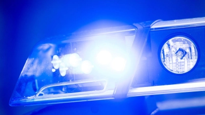 Die Polizei nimmt den Mann mit auf die Dienststelle. (Symbolbild) (Foto: Lino Mirgeler/dpa)