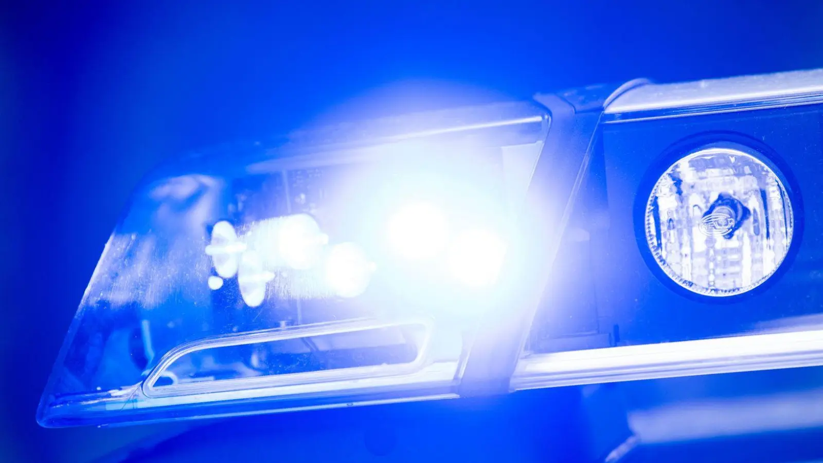 Die Polizei nimmt den Mann mit auf die Dienststelle. (Symbolbild) (Foto: Lino Mirgeler/dpa)