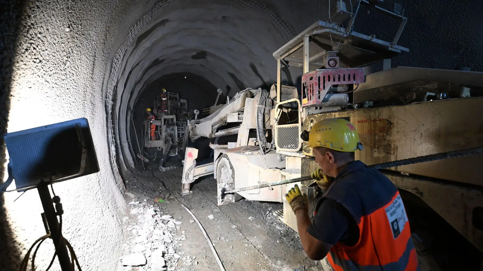 Vor einer Sprengung: Arbeiten für den Brennerbasistunnel (BBT). (Archivbild) (Foto: Angelika Warmuth/dpa)