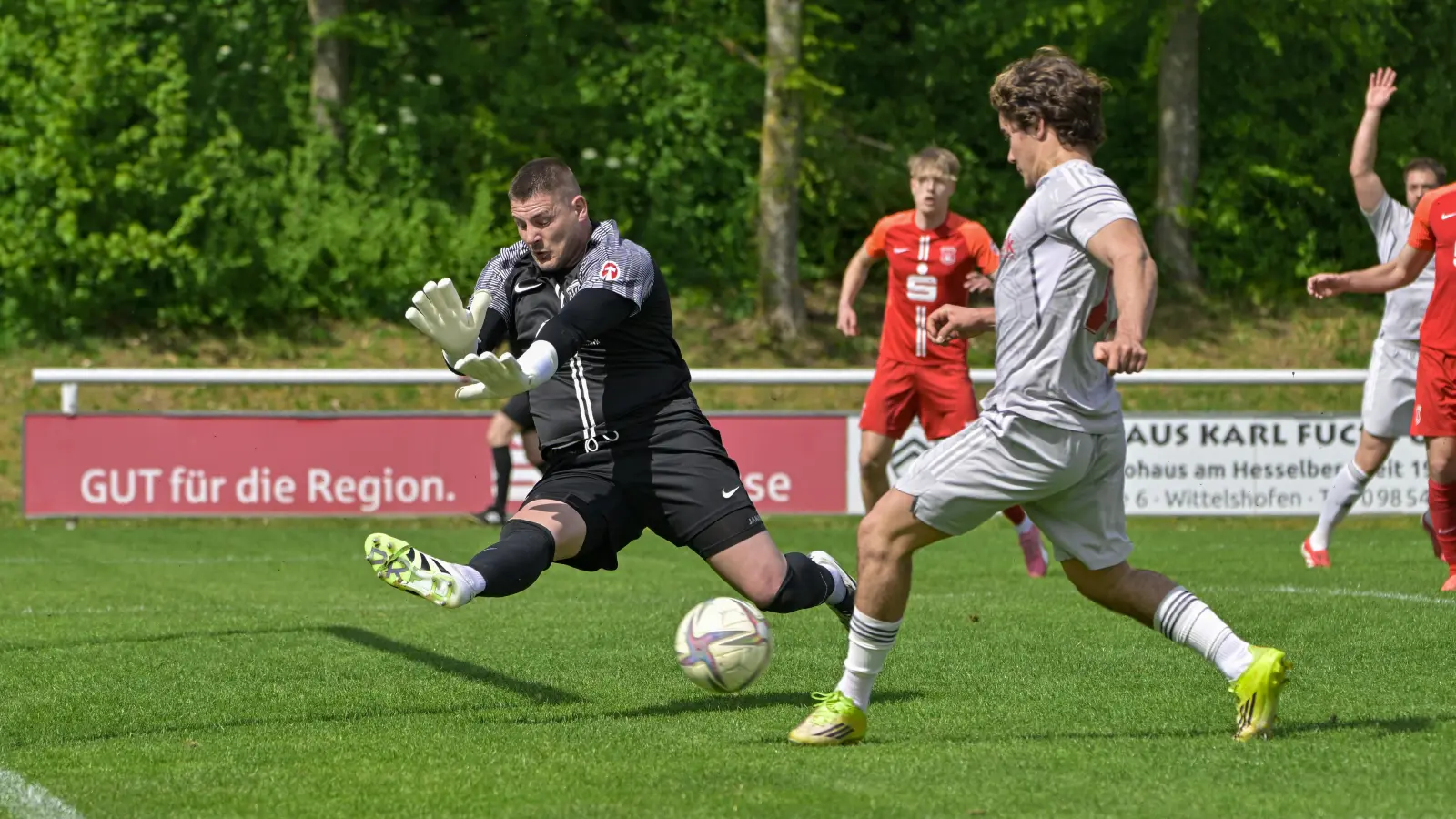 Beim offensivstarken SC Aufkirchen (rechts Torschütze Kimi Schachner) hatte der Dinkelsbühler Torhüter Mirza Hamzabegovic viel zu tun. (Foto: Martin Rügner)