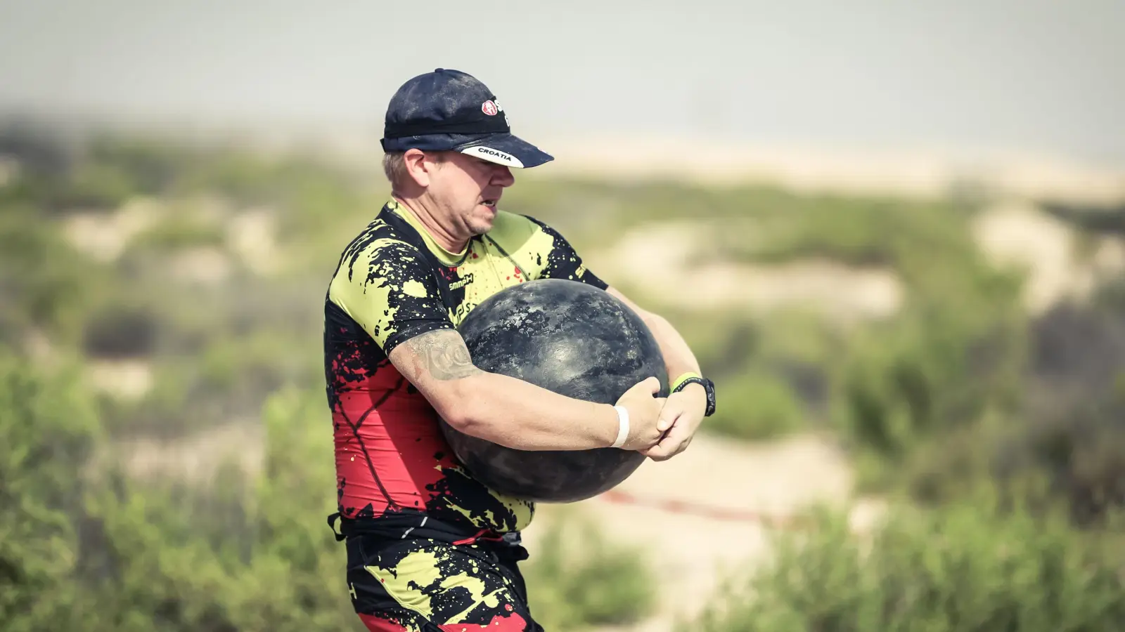 Per Richters Kryptonit: Der 50 Kilogramm schwere Altlas Stein, den es bei der Weltmeisterschaft in Abu Dhabi durch die Wüste zu tragen galt (Foto: sportograf.com)