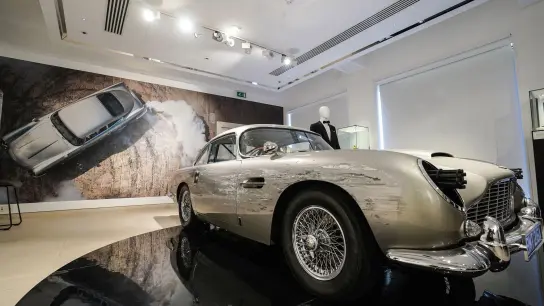 Ein Aston Martin DB5, Stuntcar aus dem Bond-Film „Keine Zeit zu sterben“, ist in London versteigert worden. (Foto: Ian West/PA Wire/dpa)