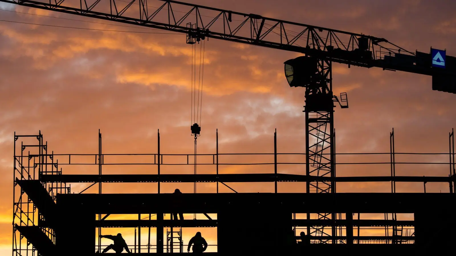 Da geht die Sonne für Investorinnen und Investoren auf: Für vermieteten Wohnungsneubau lassen sich noch vier Jahre lang zusätzliche Sonderabschreibungen vornehmen. (Foto: Julian Stratenschulte/dpa)