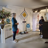 Christine Birmann von der Steuerungsgruppe Rothenburg (links) und Andrea Helmreich vom Landratsamt Ansbach, die die Schau zusammengestellt hat, enthüllten auch ein Verkehrsschild mit symbolischer Botschaft. (Foto: Margit Schwandt)