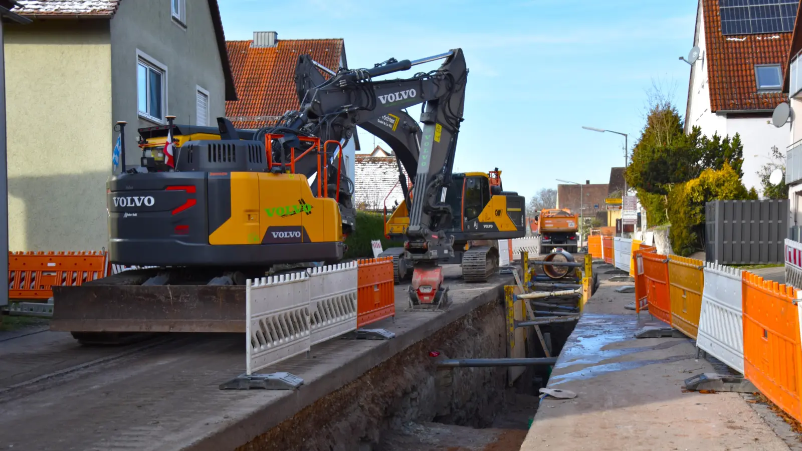 Die Ortsdurchfahrt Weinberg bleibt aufgrund der Tiefbauarbeiten entgegen der ursprünglichen Planung über den Winter hinweg voll gesperrt. (Foto: Werner Wenk)