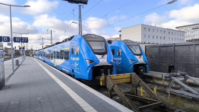 Ab dem 29. November verkehren die blauen Arverio-Züge wieder bis nach Würzburg. Aber es droht neuer Baustellen-Ärger für die Bahn-Reisenden.  (Foto: Thomas Schaller)