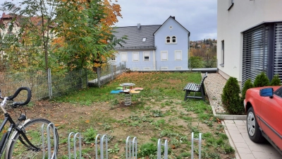 Der pflichtgemäß errichtete „Spielplatz“ im Brauhausareal – ein Foto, das im Neustädter Stadtrat für Befremden sorgte. (Foto: Gerald Schorr)