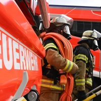 Feuerwehrleute löschen die Flammen in der Dachgeschosswohnung. (Symbolbild) (Foto: Bernd Weißbrod/dpa)