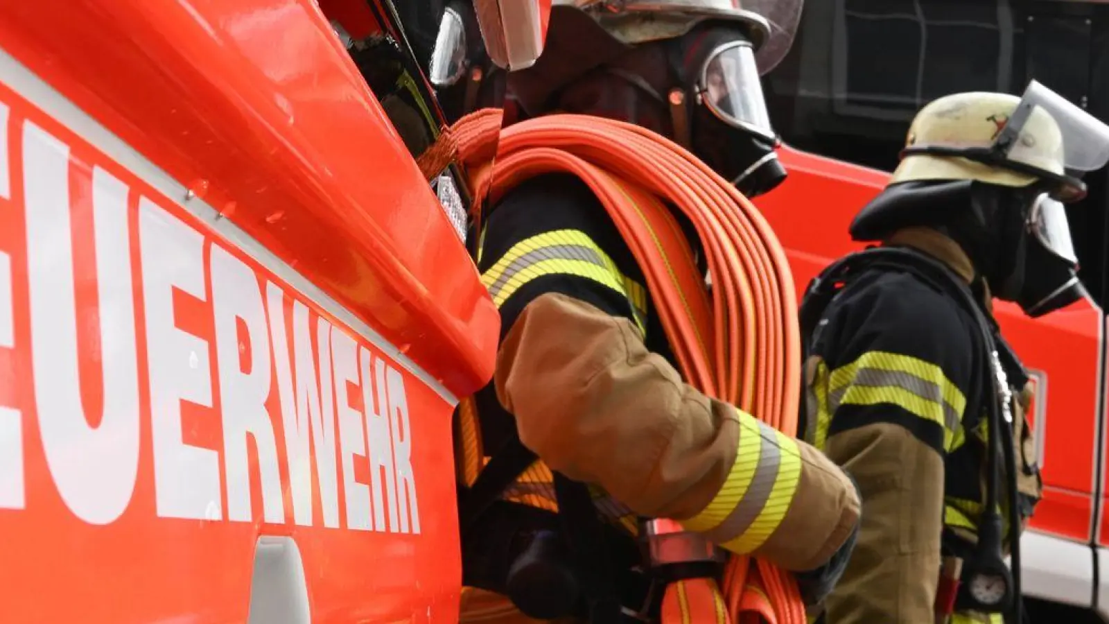 Feuerwehrleute löschen die Flammen in der Dachgeschosswohnung. (Symbolbild) (Foto: Bernd Weißbrod/dpa)